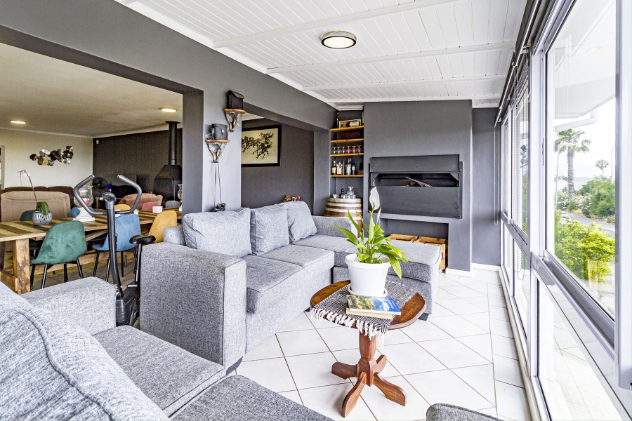 5 Bedroom Property for Sale in Die Wingerd Western Cape